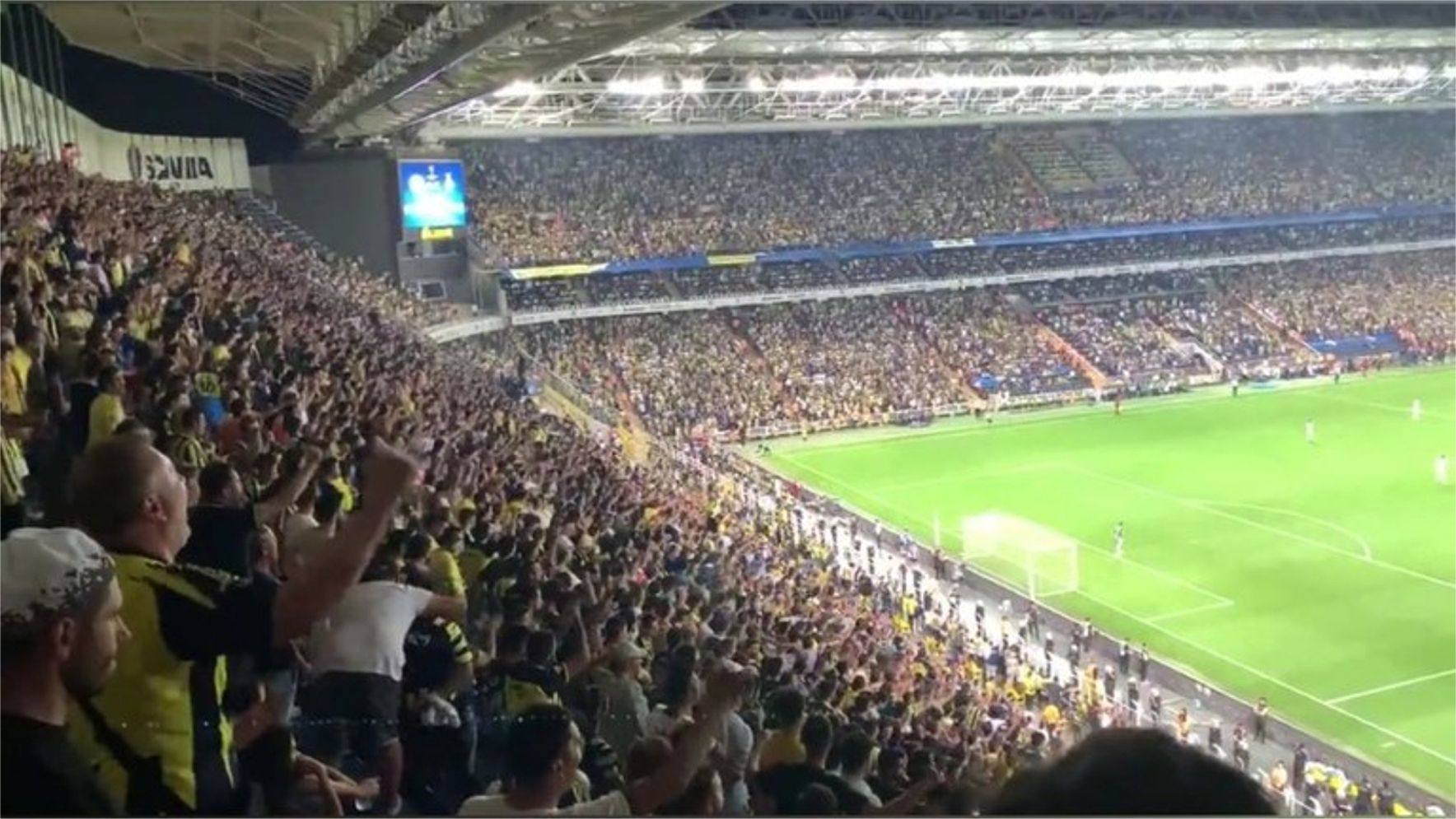 Tureckí futbaloví fanúšikovia skandujú „Vladimir Putin“ na adresu ukrajinských rivalov