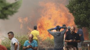 Cestujúci vo vlaku v panike skáču do požiaru