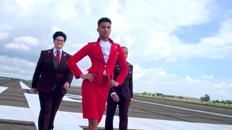 Hlavná letecká spoločnosť umožňuje mužským zamestnancom nosiť sukne
