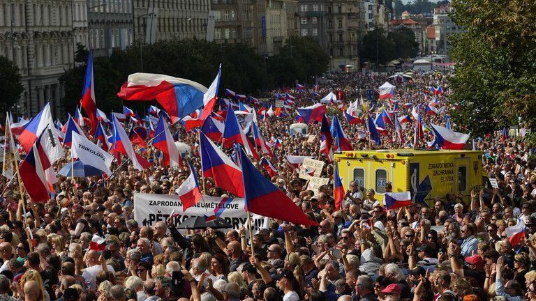 V Prahe zasiahol masový protivládny protest (VIDEÁ)