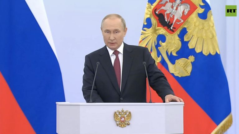 Rusko vyzýva Kyjev, aby sa vrátil k rokovaniam – Putin