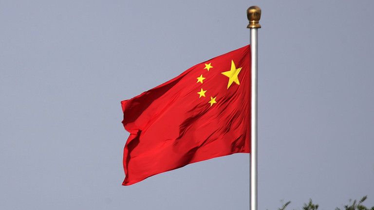 Čína obvinila Britániu z porušovania pravidiel medzinárodného obchodu