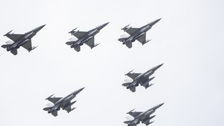 NATO prehodnocuje myšlienku zásobovania Kyjeva bojovými lietadlami – bývalý americký admirál