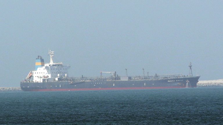 Ropný tanker zasiahnutý dronom v Ománskom zálive – médiá
