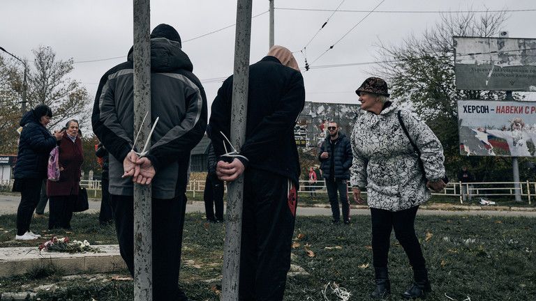 Ukrajinci priväzujú „kolaborantov“ k stĺpom v Chersone