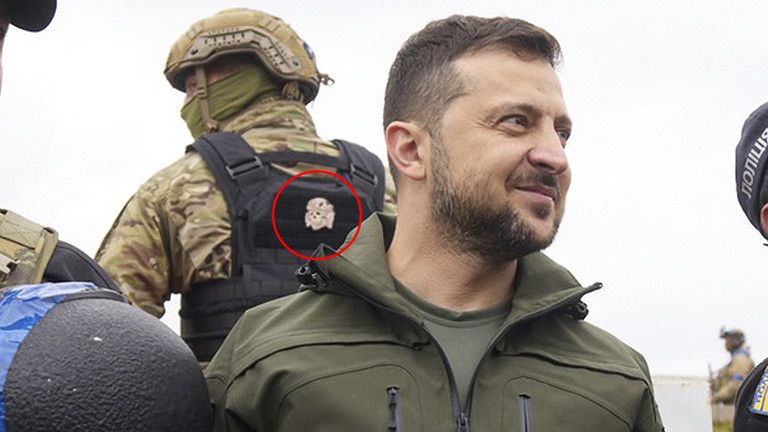Zelenského ochranka nosí nacistické odznaky