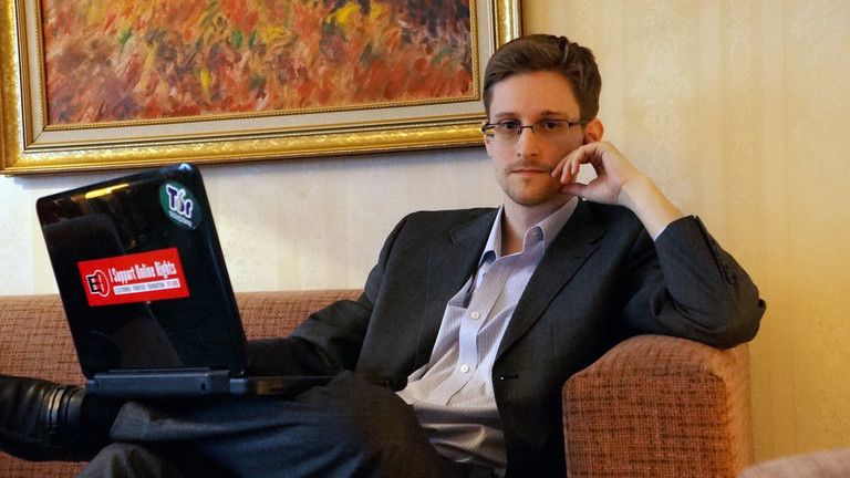 Edward Snowden dostáva ruský pas