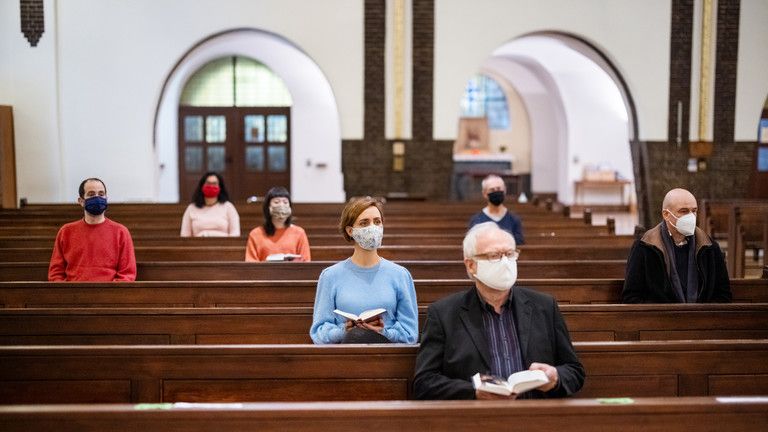 Menej Američanov sa identifikuje s náboženstvom ako kedykoľvek predtým – prieskumy verejnej mienky