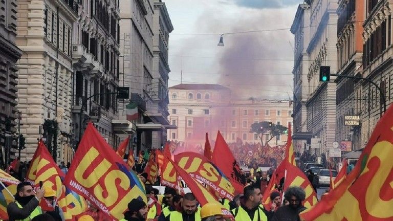 V Ríme demonštrovali tisíce ľudí proti vyzbrojovaniu Ukrajiny (VIDEO)