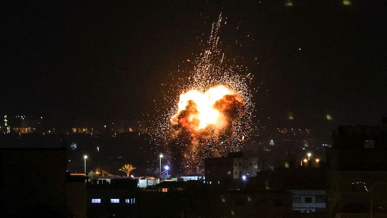Izrael po smrteľnom nálete bombarduje Gazu