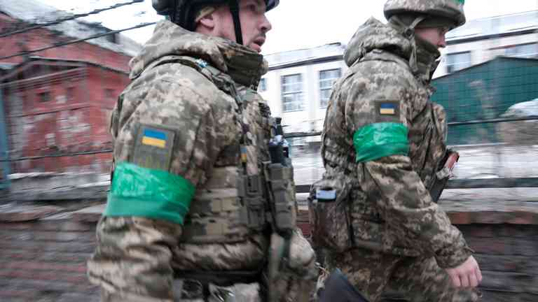 Kyjev vyslal slabo vybavených dobrovoľníkov na obranu kľúčového mesta Donbasu – The Times