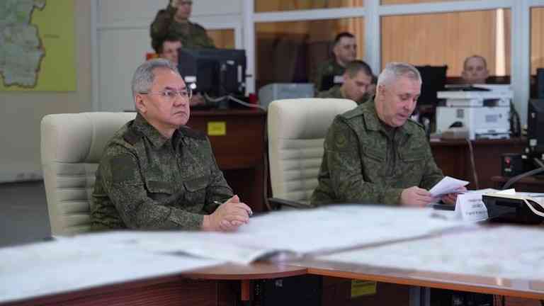 Ruský minister obrany navštívil veliteľstvo v prvej línii