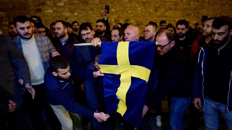 Tureckí aktivisti podpálili švédsku vlajku
