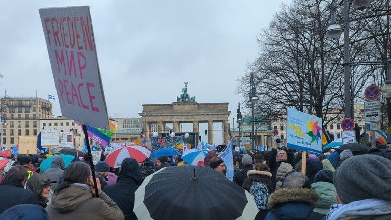 Berlínske zhromaždenie proti vyzbrojovaniu Ukrajiny prilákalo desaťtisíce ľudí