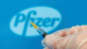 Akcie spoločnosti Pfizer klesajú spolu s dopytom po liekoch Covid