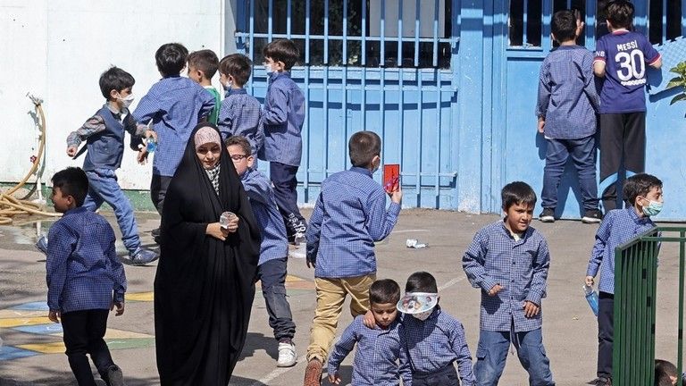 Viac ako 100 zatknutých v Iráne pre podozrenie z otravy školáčok