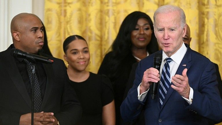 Biden sa nazýva „biely, ale nie hlúpy“