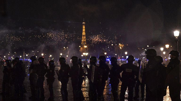 Francúzsko zakázalo protesty pred parlamentom