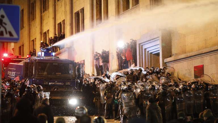 Gruzínski poslanci stiahli zákon po násilných protestoch