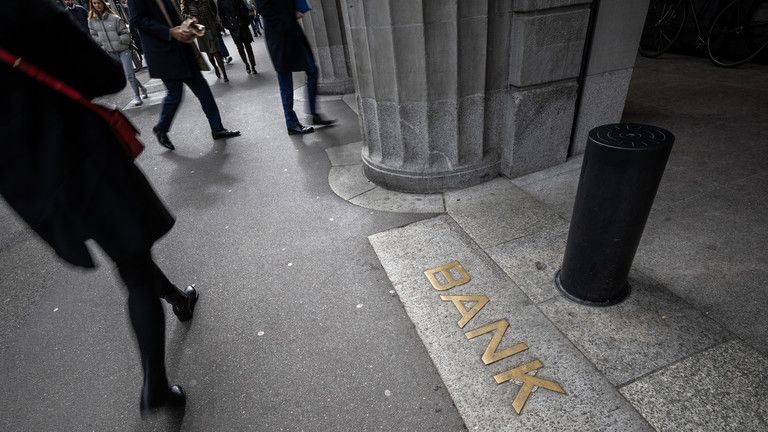 Švajčiarska banka pomáha bohatým Američanom vyhýbať sa daniam – Senát