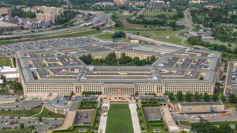 Amerického špióna našli mŕtveho na parkovisku v Pentagone