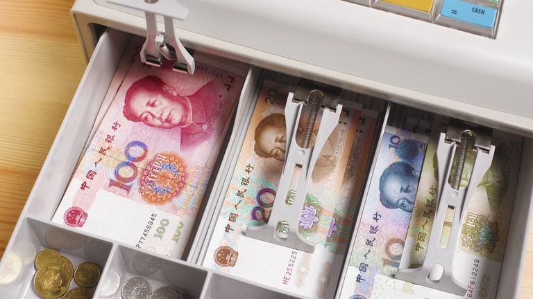 Čína sa v cezhraničných transakciách odkláňa od dolára – údaje