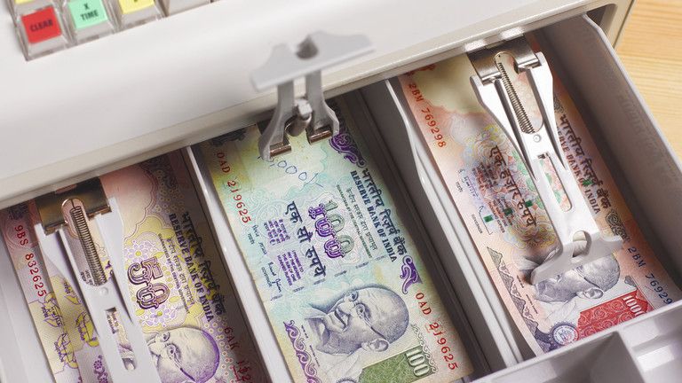 India sa rozhodla obmedziť používanie amerického dolára v cezhraničnom obchode