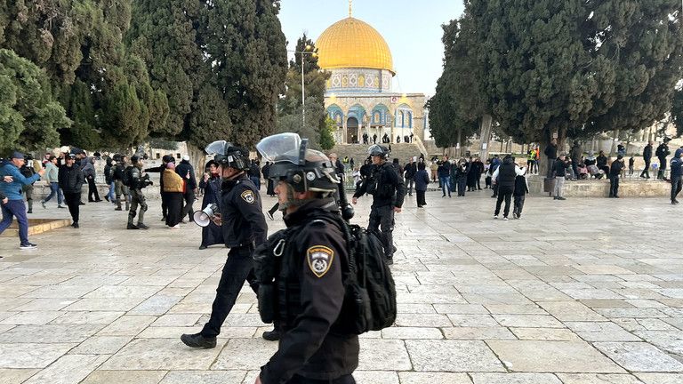 Izraelská polícia vtrhla do ikonickej mešity (VIDEÁ)