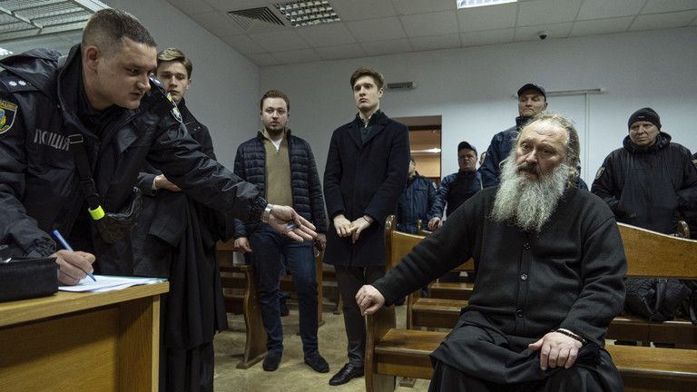 Ukrajina označila staršieho pravoslávneho biskupa monitorom na členkoch