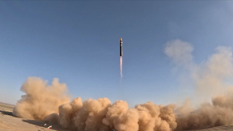 Irán predstavil balistickú raketu s dosahom 2000 km