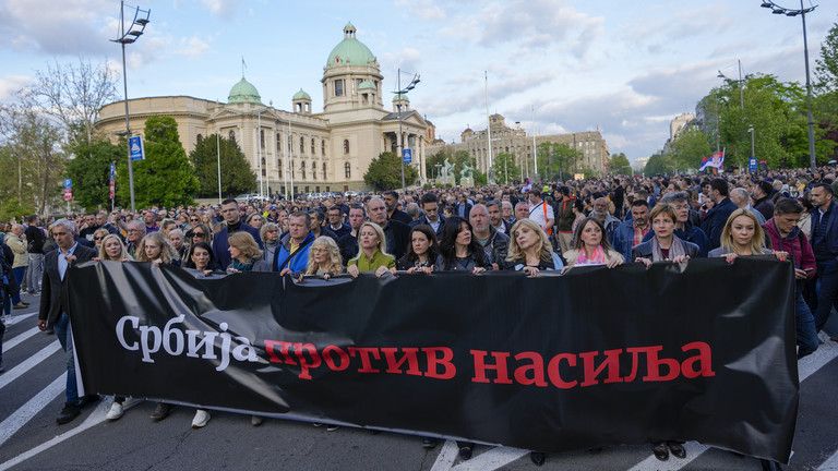 Stará taktika: Tisíce ľudí pochodujú proti násiliu so zbraňami v Srbsku.