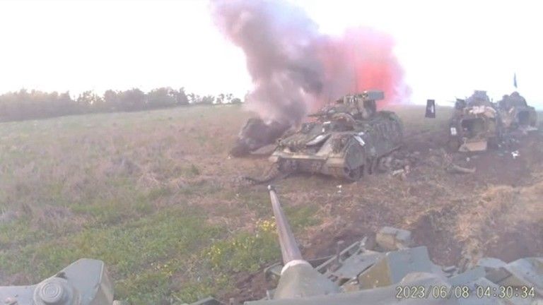 Ničenie tankov dodaných Západom natočené z ukrajinského vozidla