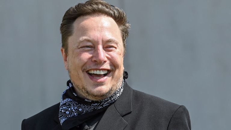 Elon Musk získal späť titul najbohatšieho človeka na svete – Bloomberg