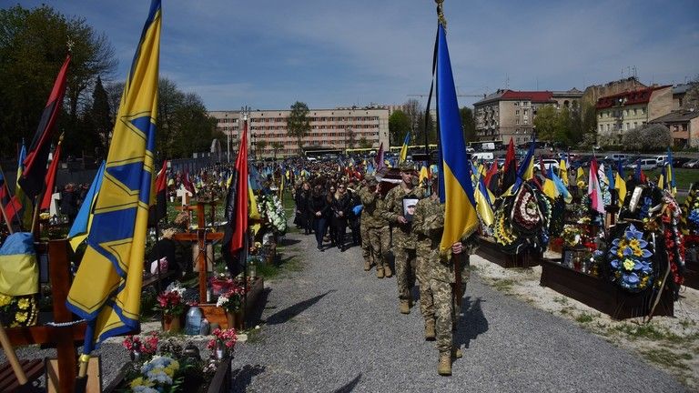 Staré hroby exhumované na Ukrajine na pochovanie obetí konfliktu – NYT