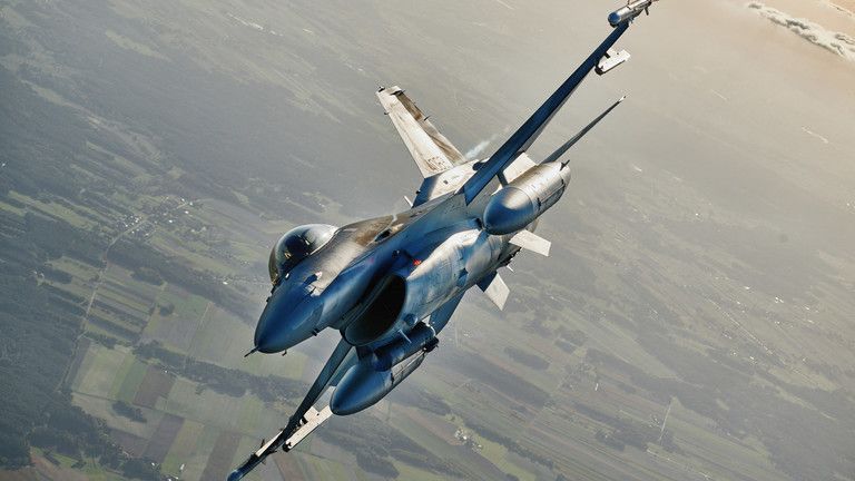 Poľsko nebude dodávať F-16 Ukrajine - PM