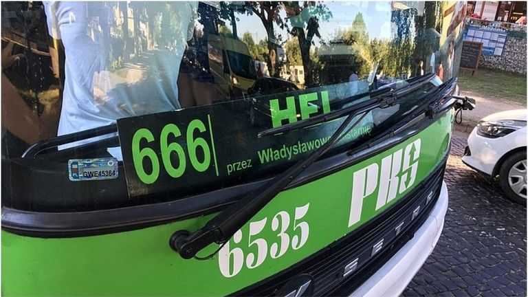 Poľsko po protestoch zrušilo „satanský autobus“.