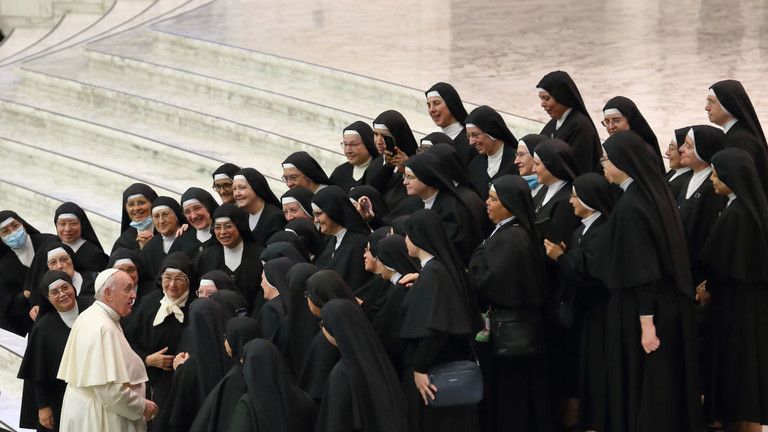 Kňazi a mníšky sledujú porno – pápež