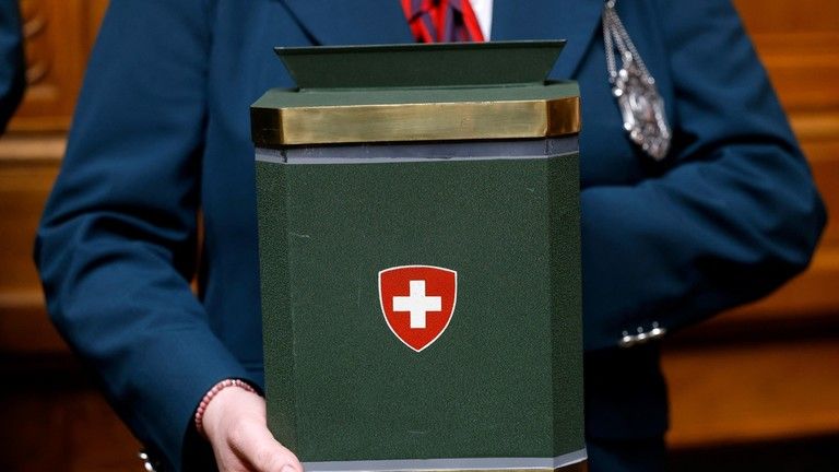 Švajčiarski poslanci rozhodujú o reexporte zbraní na Ukrajinu