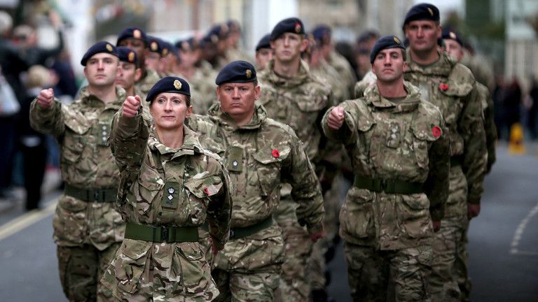 Britská armáda zvažuje „rodovo neutrálne“ vojenské hodnosti a tituly