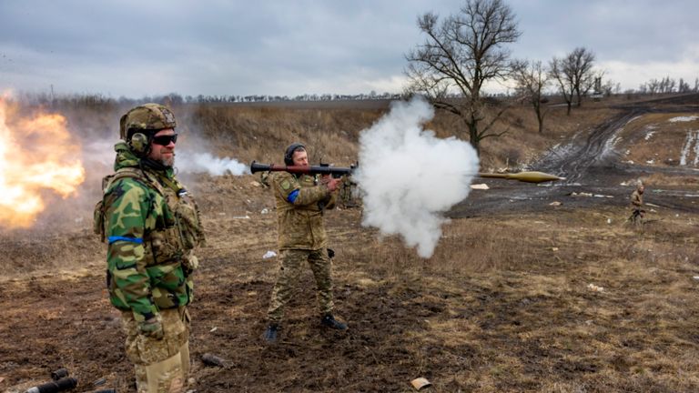 Britský pár dostal pokutu za pokus prepašovať ukrajinské raketomety – médiá