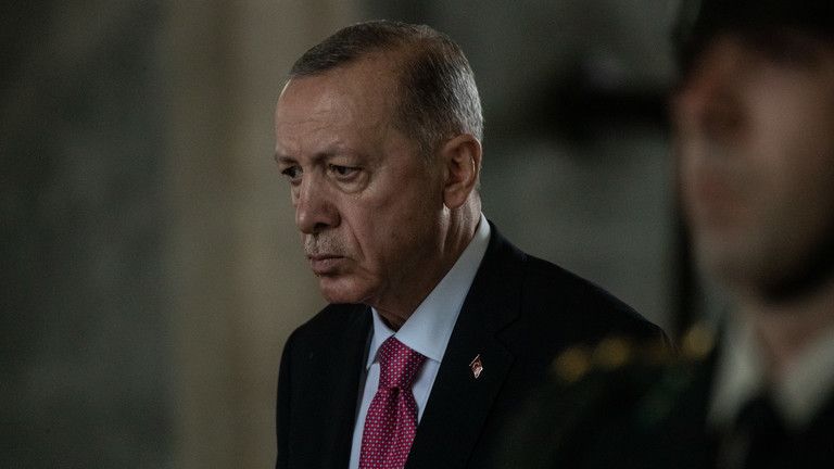 Erdogan obviňuje zo zlyhania ukrajinského mierového procesu „vojnovú lobby“.