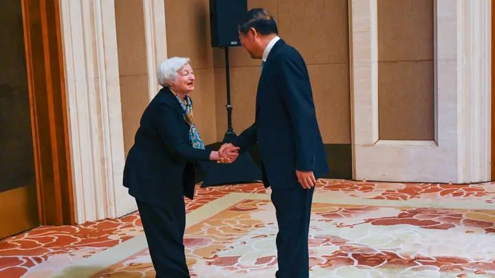 Janet Yellenová sa počas cesty do Pekingu nemotorne ukloní predstaviteľovi ČKS: „Čínska láska k optike“ - FOX NEWS