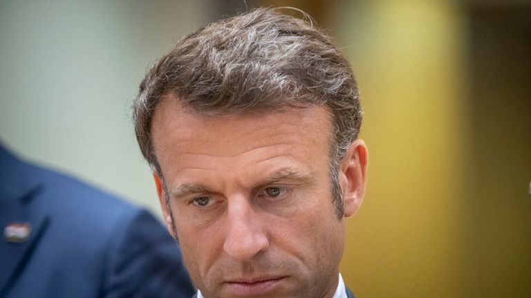 Macron zmenil názor na NATO – Bloomberg