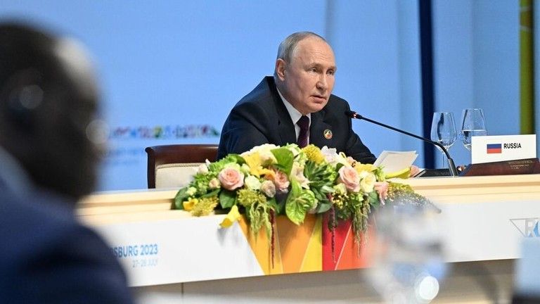 Putin odhaľuje svoju úlohu hlavného veliteľa v konflikte na Ukrajine