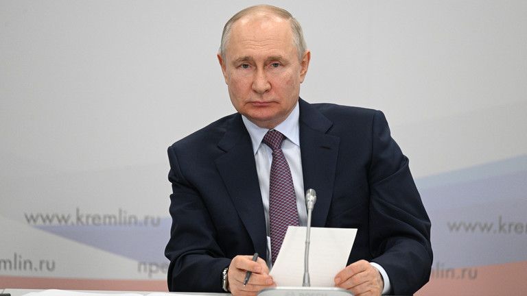 Putin podpísal zákon zakazujúci „zmenu pohlavia“ v Rusku