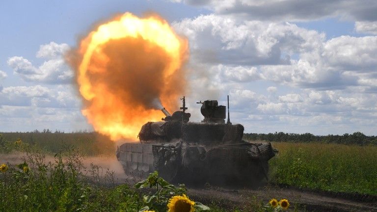 Jediný ruský tank zničil ukrajinskú obrnenú kolónu (VIDEO)