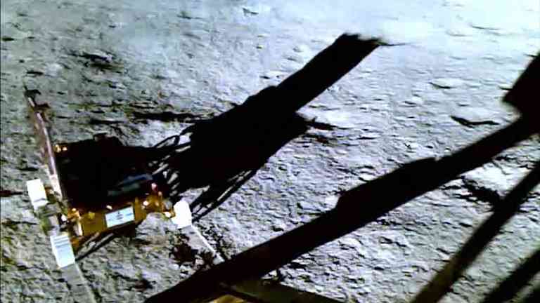 Indická sonda našla na Mesiaci síru