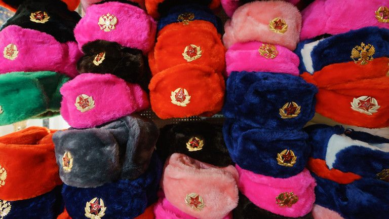 Štát EÚ potrestal muža pokutou 400 eur za nosenie „sovietskeho klobúka“ – médiá