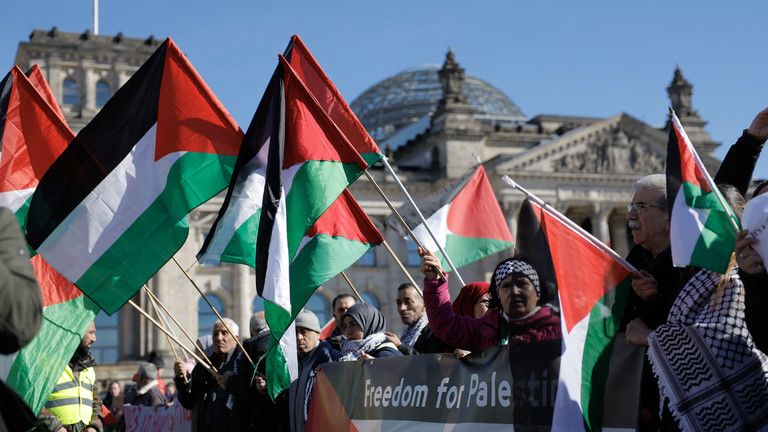 Učiteľ a študent sa v Berlíne pohádali o palestínsku vlajku (VIDEO)