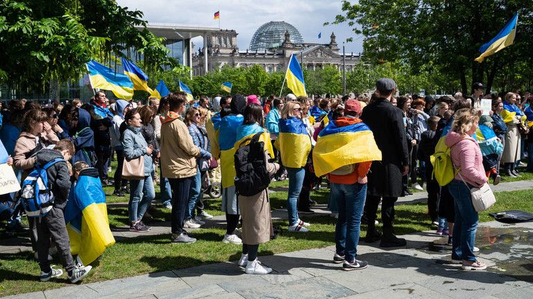 Nemecký poslanec navrhol, aby západne krajiny poslali domov ukrajinskych mužov na Ukrajinu a aby bojovali